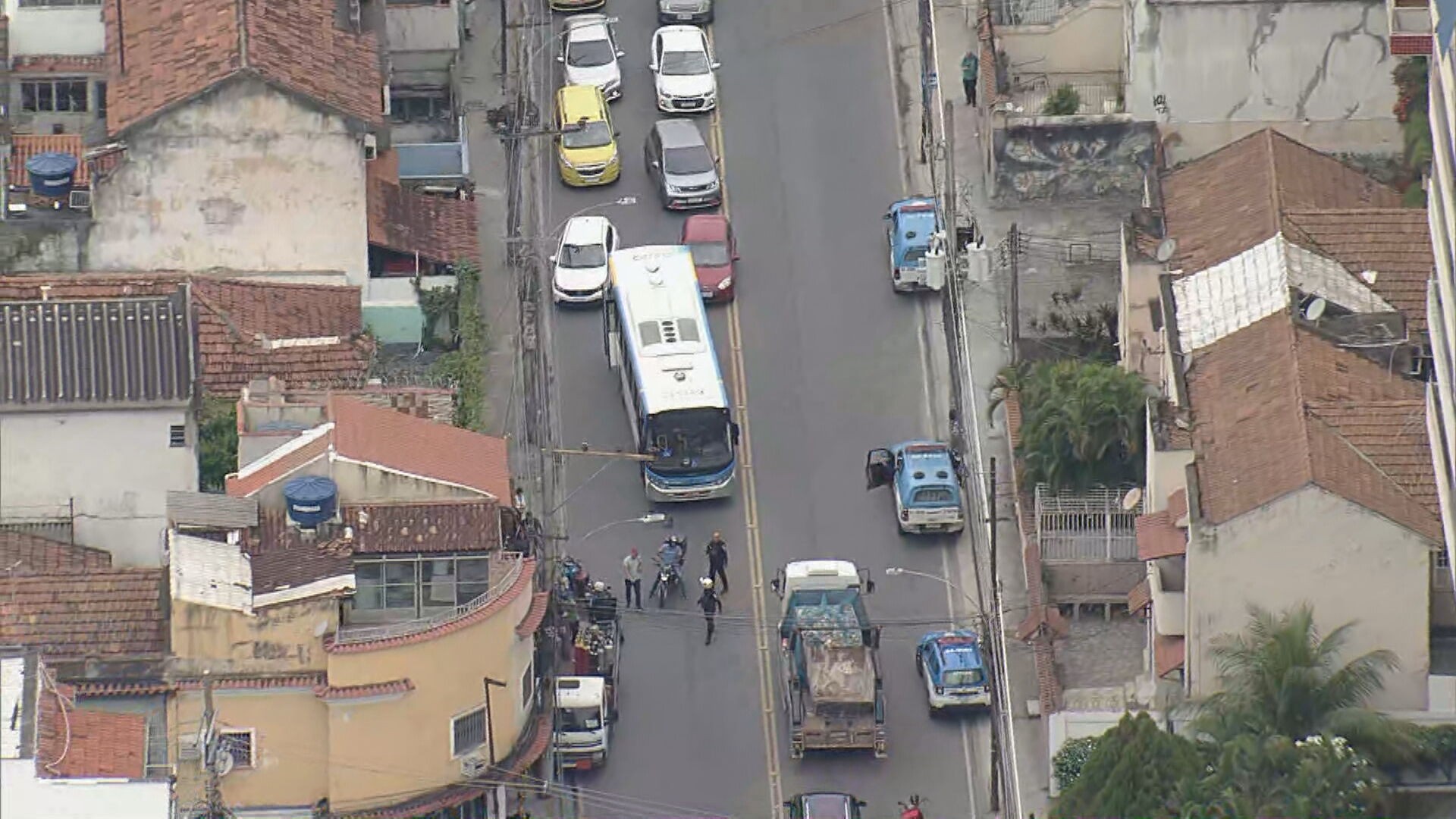 Criminosos sequestram ônibus e ateiam fogo a objetos para fazer barricadas no Engenho Novo