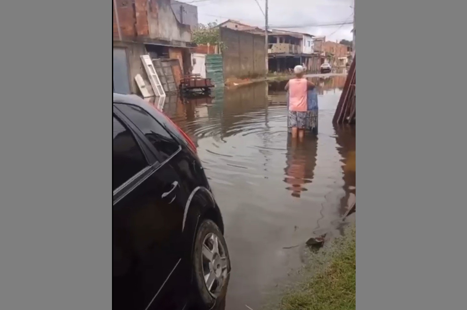 Chuvas provocam alagamentos em Campos e deixam moradores ilhados em alguns bairros