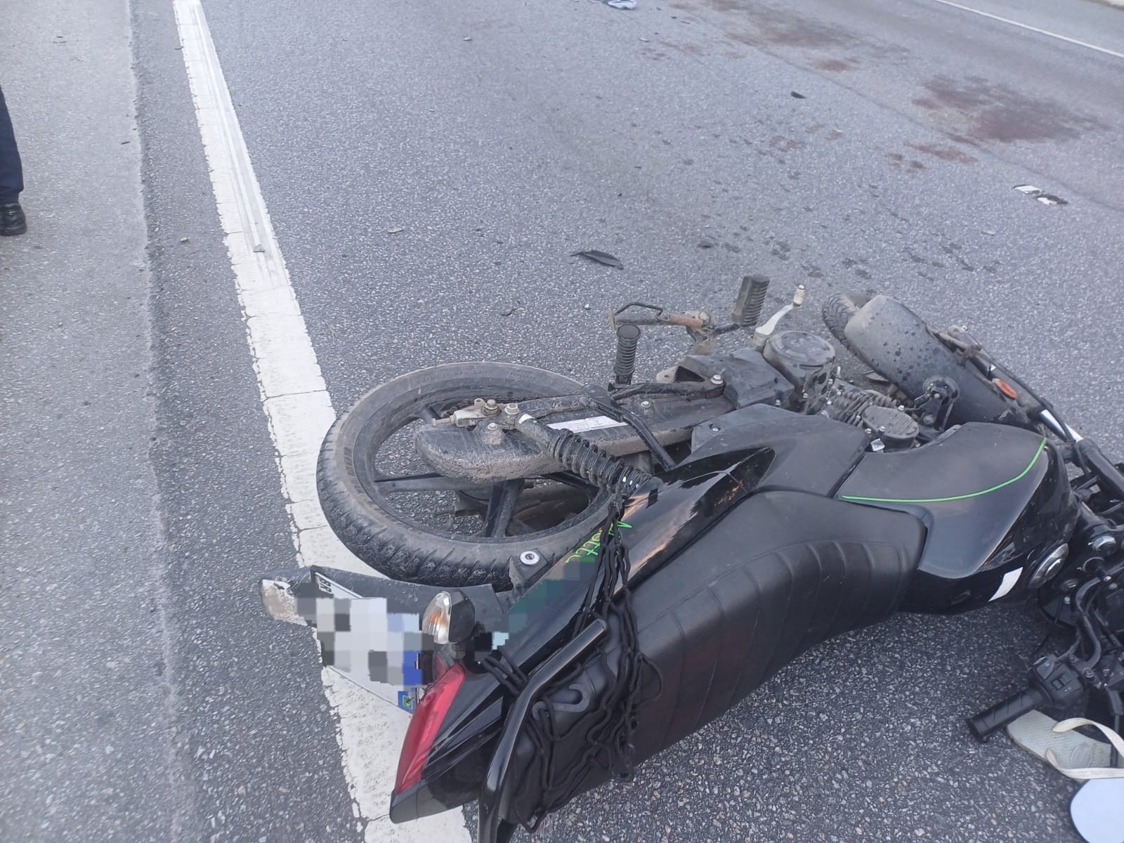 Homem cai de moto e morre atropelado por carreta na BR-101