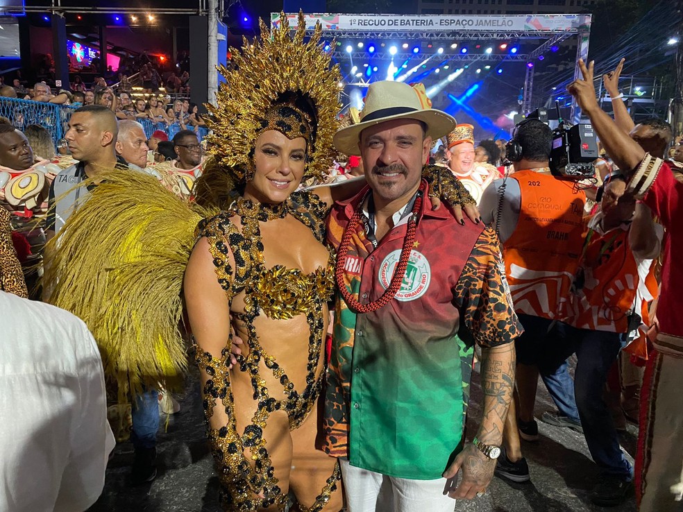 Paolla Oliveira e Diogo Nogueira na Sapucaí — Foto: Thais Espírito Santo/g1