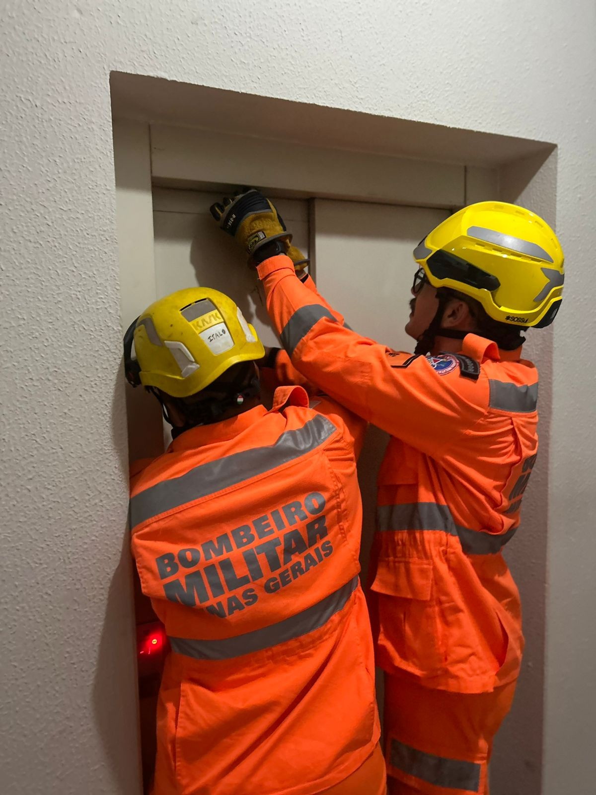 Bombeiros resgatam pai e filha presos em elevador em Unaí