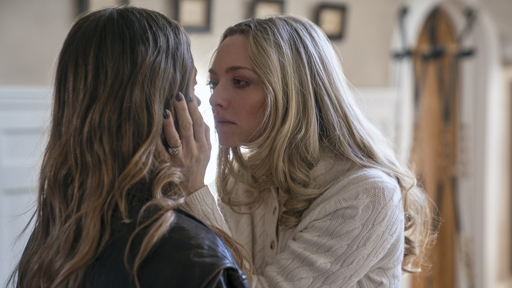 Nina (Amanda Seyfried) encara Mille (Sydney Sweeney) numa cena de 'A Empregada' — Foto: Divulgação