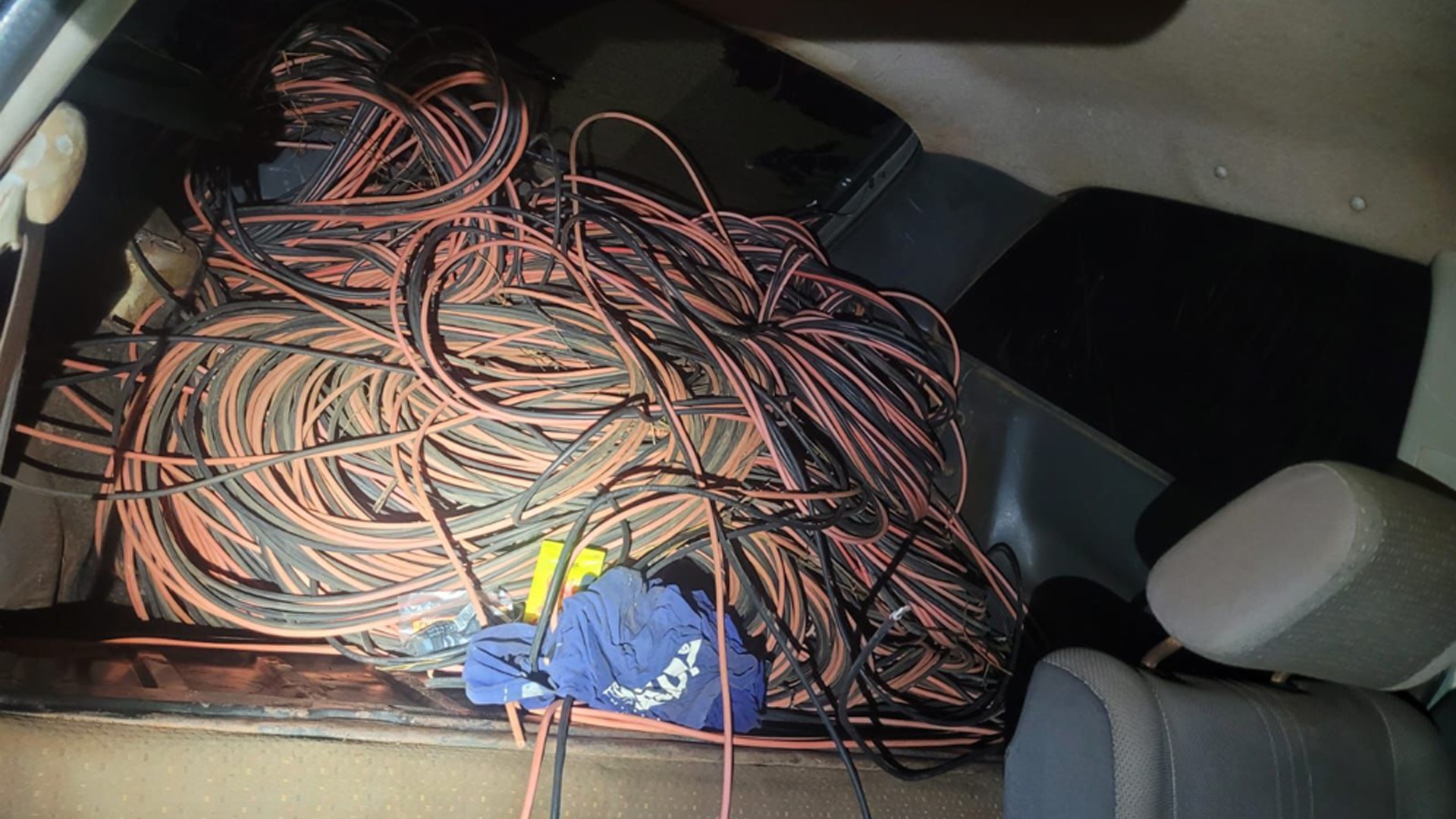 Quadrilha é flagrada furtando R$ 10 mil em fios de cobre de usina solar e três são presos no interior de SP