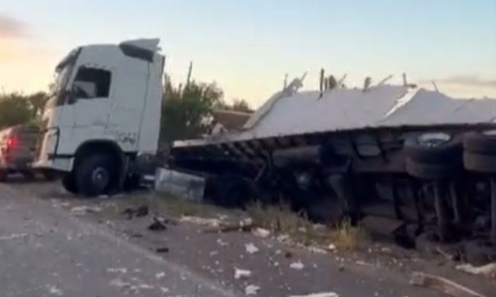 Acidente aconteceu na BR-324, nas proximidades do município de Riachão do Jacuípe — Foto: Brigada Anjos Jacuipenses