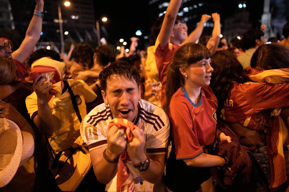 Torcedor em Madri celebra gol da Espanha na final da Copa do Mundo — Foto: AP Photo/Bernat Armangue