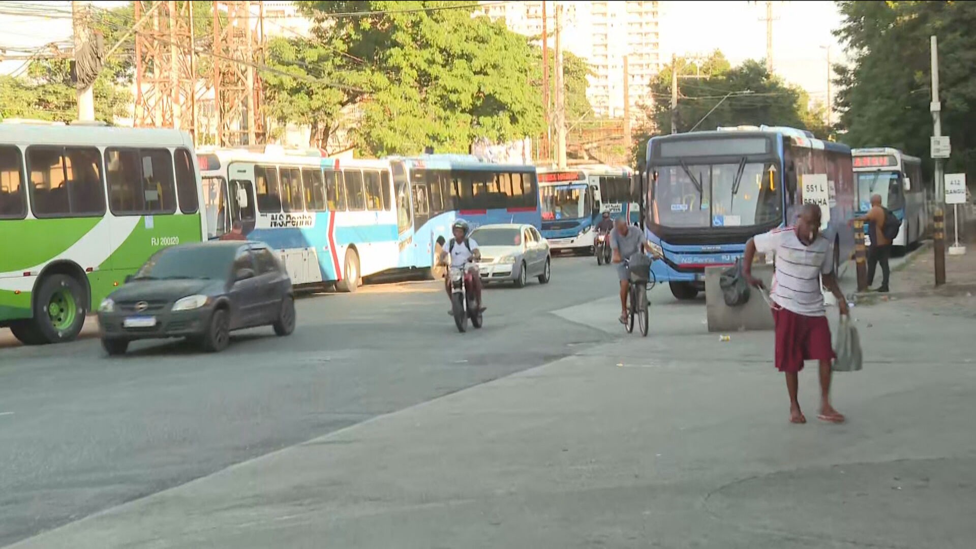Passageiros embarcam na rua em Nova Iguaçu enquanto terminal rodoviário reformado segue vazio