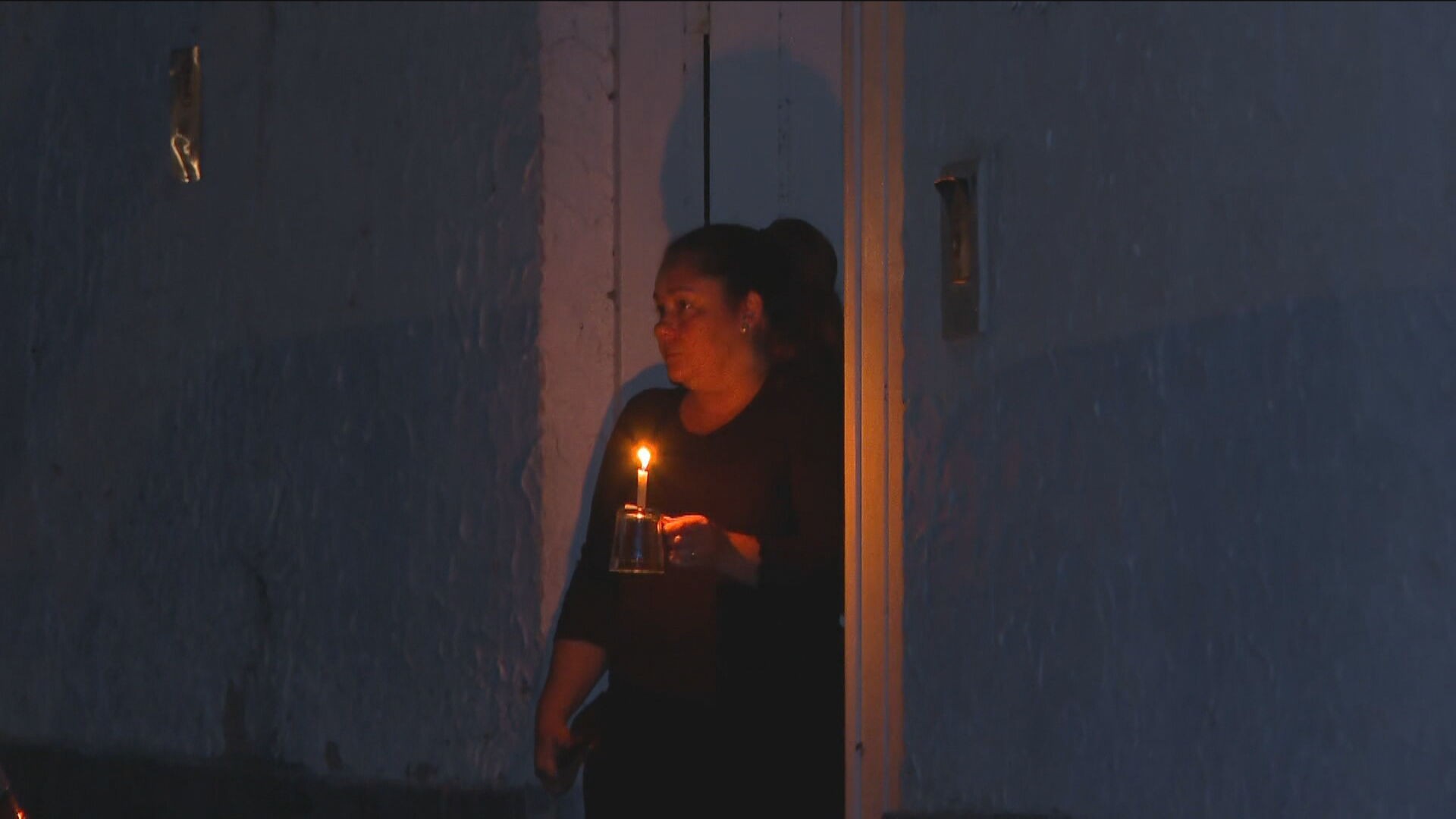 Sem luz há dois dias, moradores enfrentam escadas e comida estragada no RJ