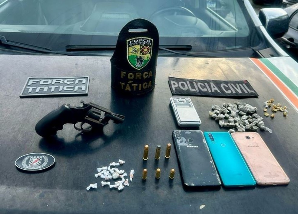 Suspeitos de tentativa de homicídio no Parque Potira, em Caucaia, estavam em posse de drogas, armas e quatro celulares — Foto: PMCE