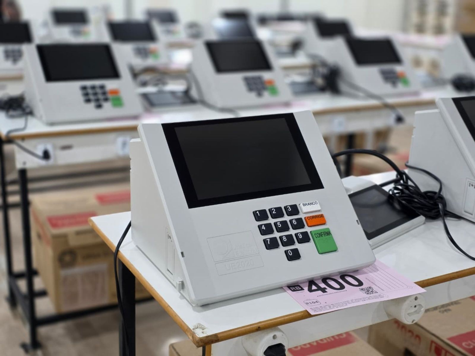 Urnas eletrônicas que devem ser usadas nas eleições são lacradas no Acre