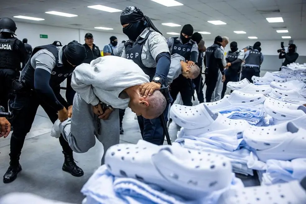 Membros da gangue venezuelana Trem de Arágua e da gangue MS-13 que foram deportados para El Salvador pelos EUA — Foto: Anadolu via Getty Images/BBC