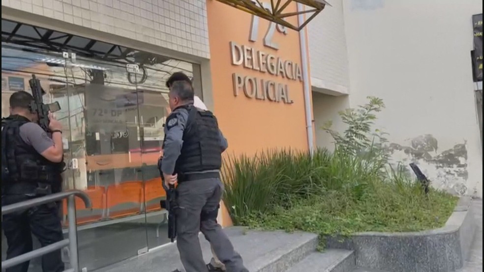Ex-padre é preso por descumprir medida protetiva contra ex-mulher; homem é  denunciado por violência física e sexual contra enteados | G1