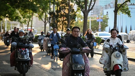 O que está por trás do investimento pesado da China em baterias de sódio - O país está correndo à frente do resto do mundo para levar as baterias de íon de sódio ao mercado de massa. Desta vez, por meio de scooters.