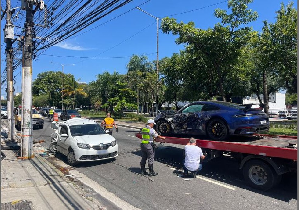 Traseira do Renault branco ficou destruída após ser atingida pelo Porsche azul — Foto: Rômulo D'Ávila/TV Globo