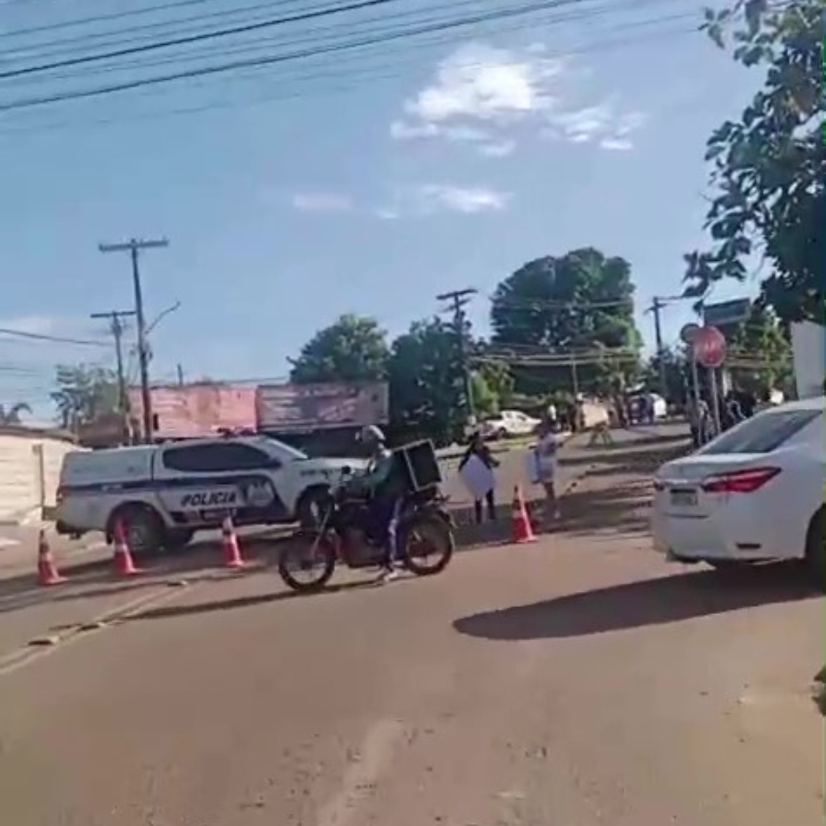 Protesto contra mudança do Centro POP provoca congestionamento na Baixada da Sobral, em Rio Branco