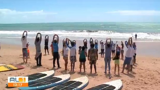 'Onda Azul' ensina surf a crianças e adolescentes com autismo - Foto: (Reprodução/TV Gazeta)