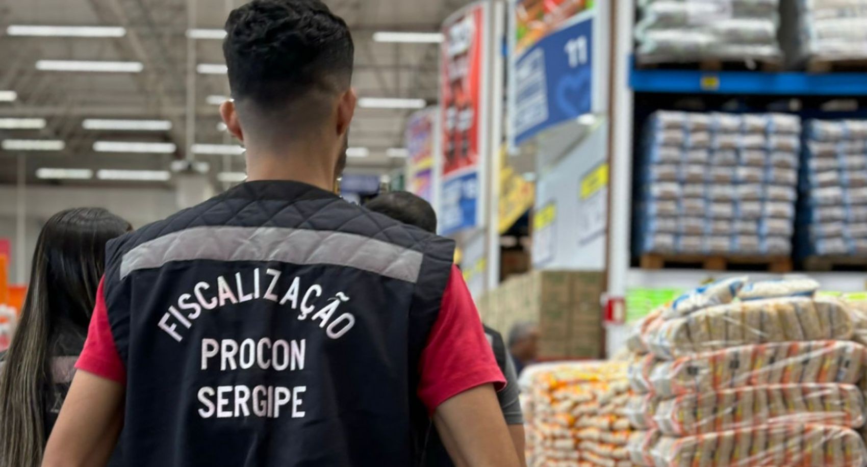 Após enchentes no RS, Procon Sergipe fiscaliza estabelecimentos comerciais para coibir aumento abusivo do preço do arroz 