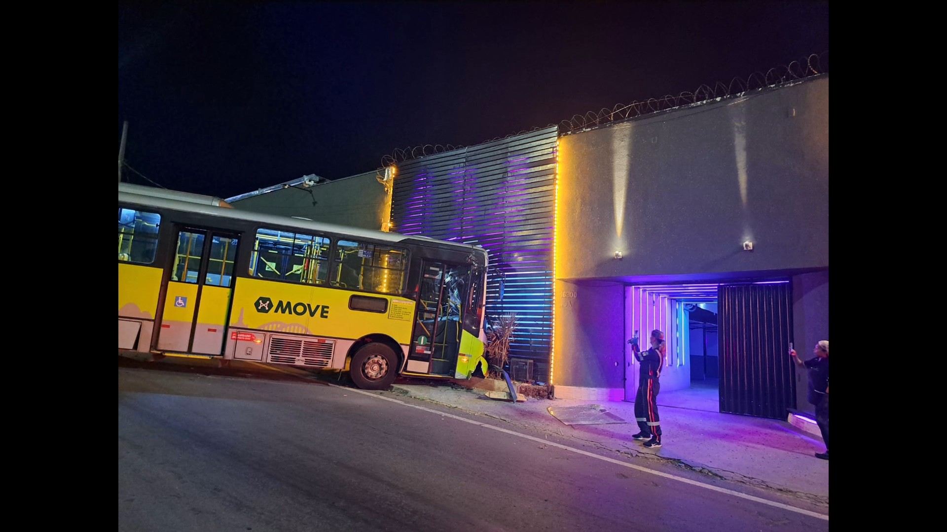 Ônibus do Move bate em motel no Anel Rodoviário de BH, e funcionária fica ferida