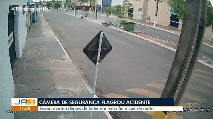 Câmera de segurança registra momento em que jovem bate em meio-fio e cai de moto