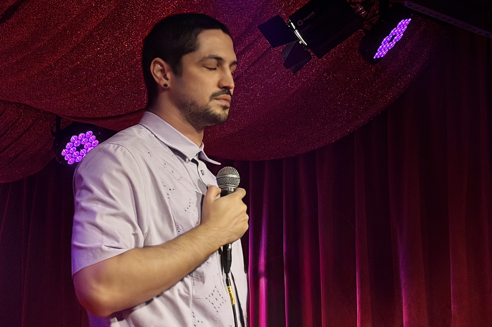 Gabriel Leone se prova cantor sagaz, sem jogo de cena, ao estrear show situado na 'sala escura do sentimento'