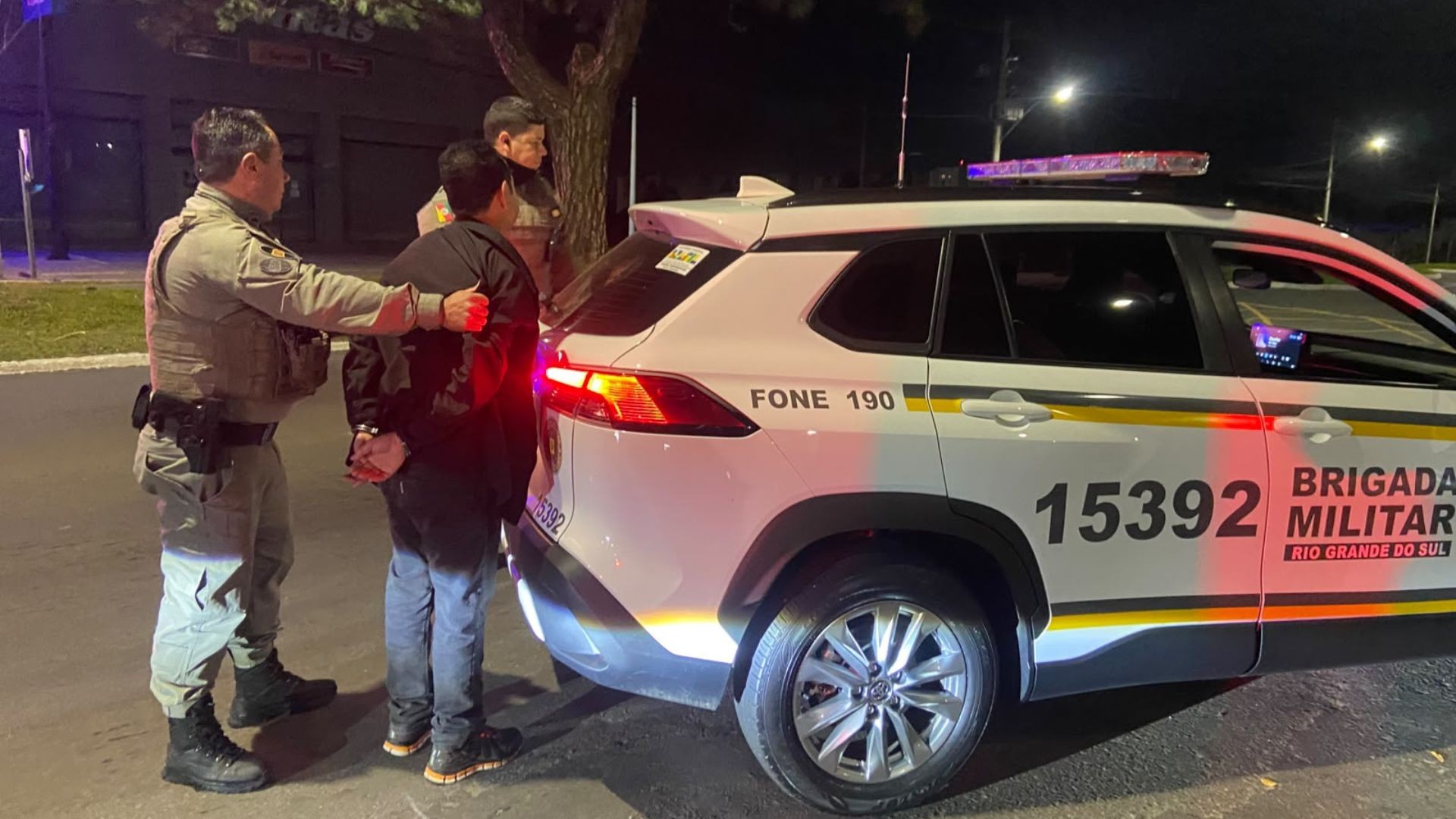 Mulher é esfaqueada pelo companheiro em Canoas; vítima foi socorrida após pedir ajuda a vizinhos