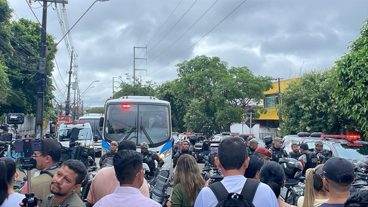 Após mais de cinco horas de operação, transferência de PMs presos começa no Amazonas