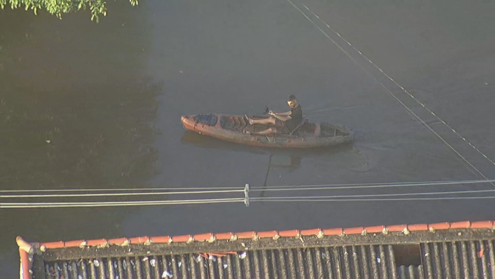 Morador usa kaiaque para se locomover no bairro Amapá — Foto: Charles Júnior/TV Globo