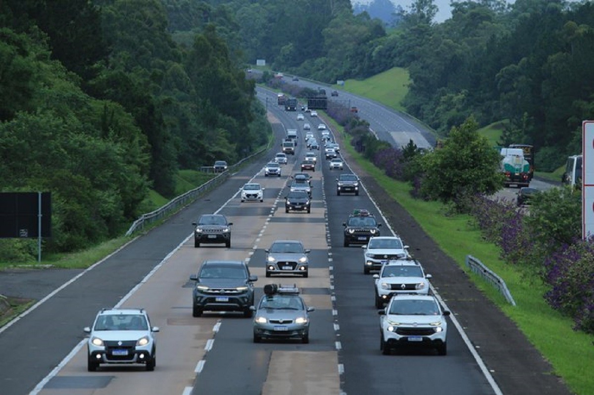 Vai pegar estrada nas férias? Veja quais revisões do carro podem ser feitas em casa e saiba quando buscar ajuda