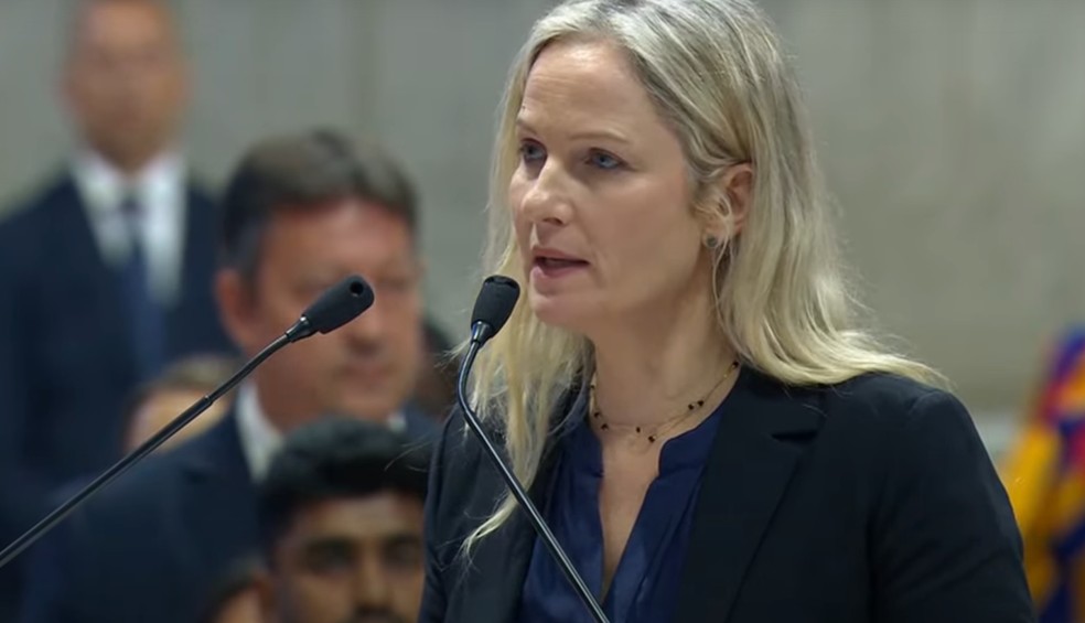 Brasileira lê preces em português durante missa de abertura do conclave — Foto: Reprodução/Vatican News