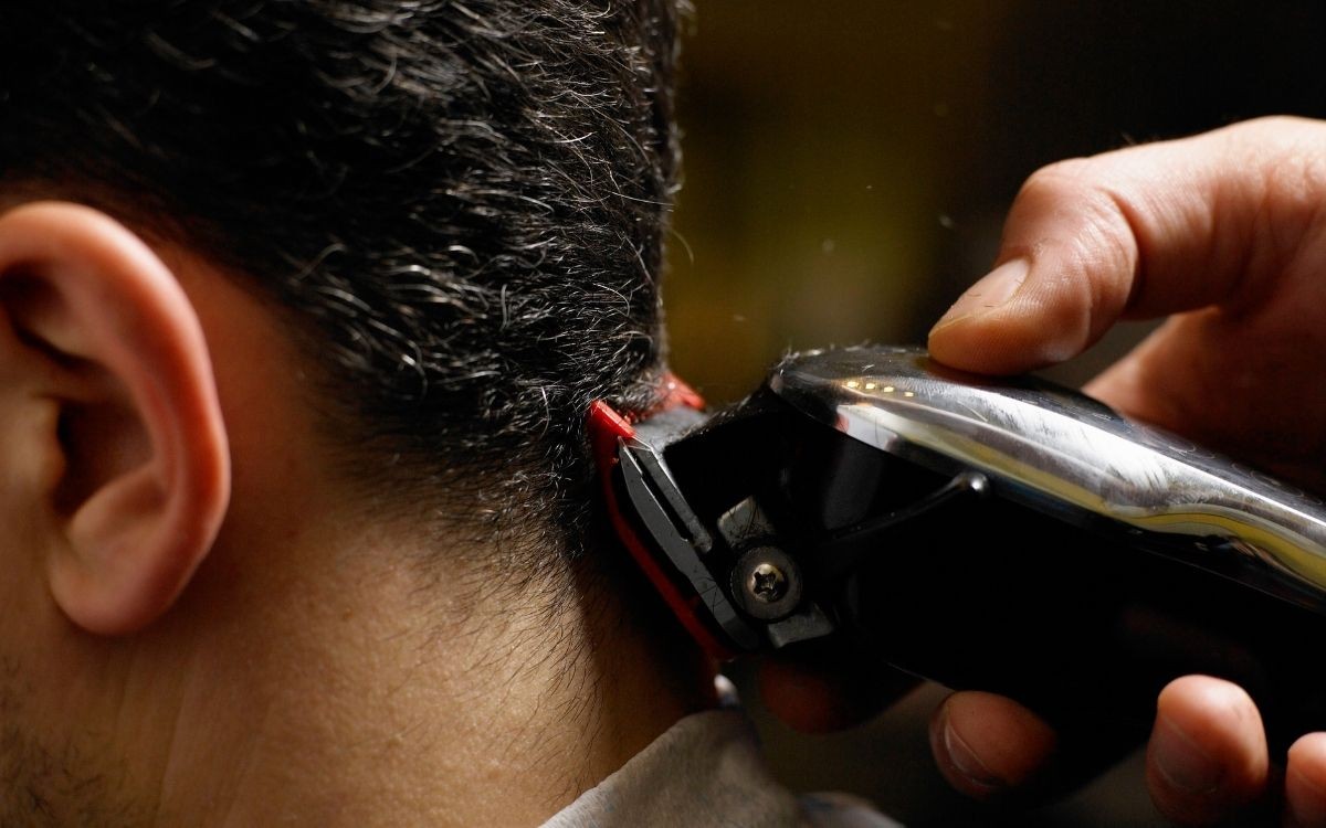 Precisa raspar a cabeça para fazer transplante capilar?