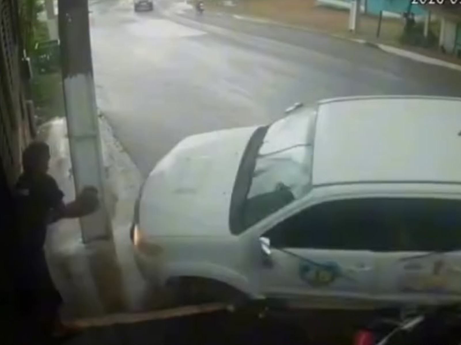 VÍDEO: Homem escapa por pouco de ser atingido por caminhonete que derrapou durante chuva no Acre