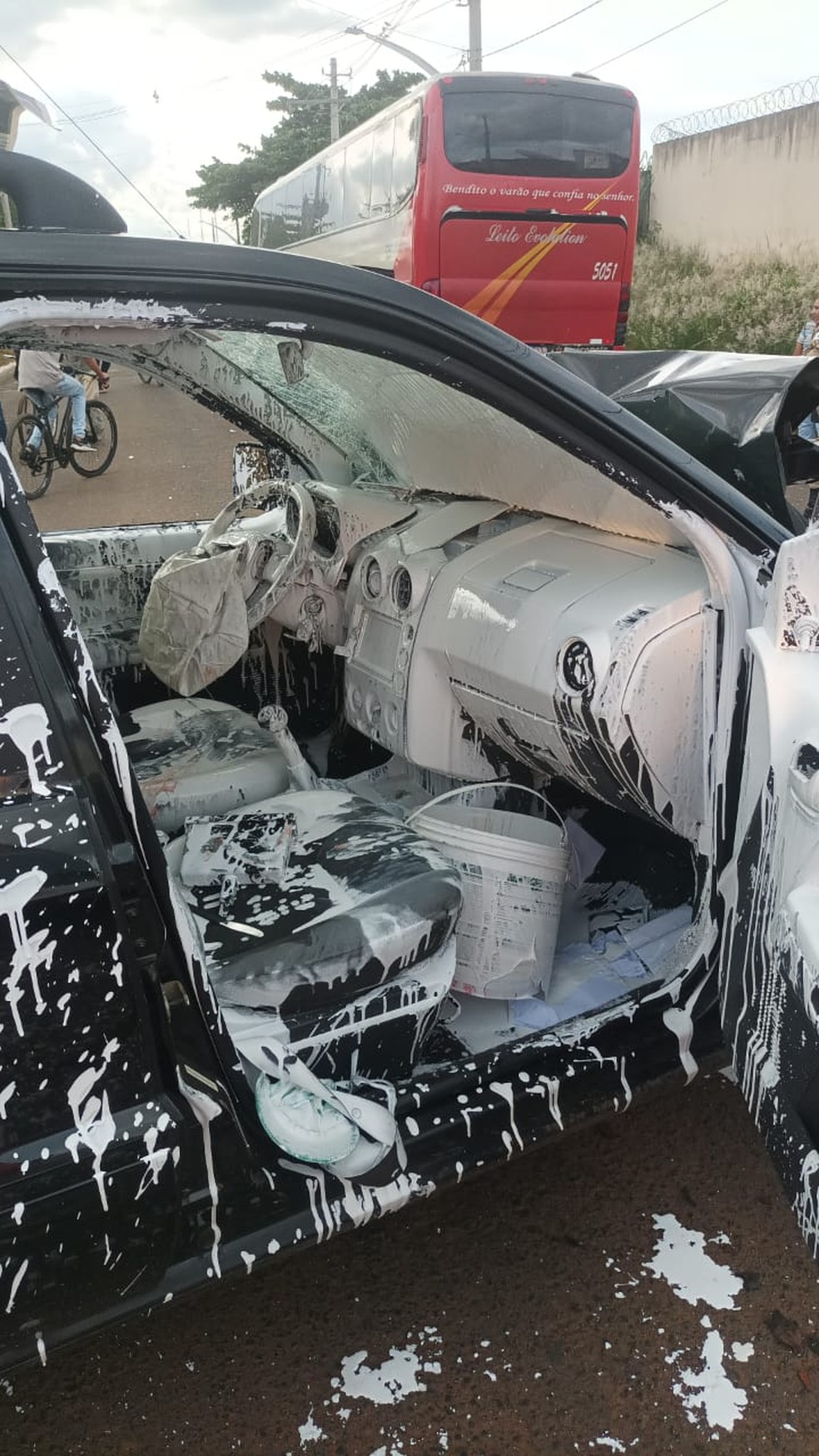 Carro coberto tinta batida ônibus Araguari — Foto: Corpo de Bombeiros/Divulgação