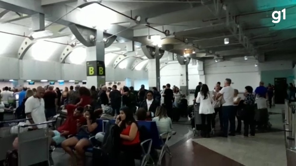 Passageiros que tiveram embarques cancelados se aglomeraram no saguão — Foto: Redes sociais