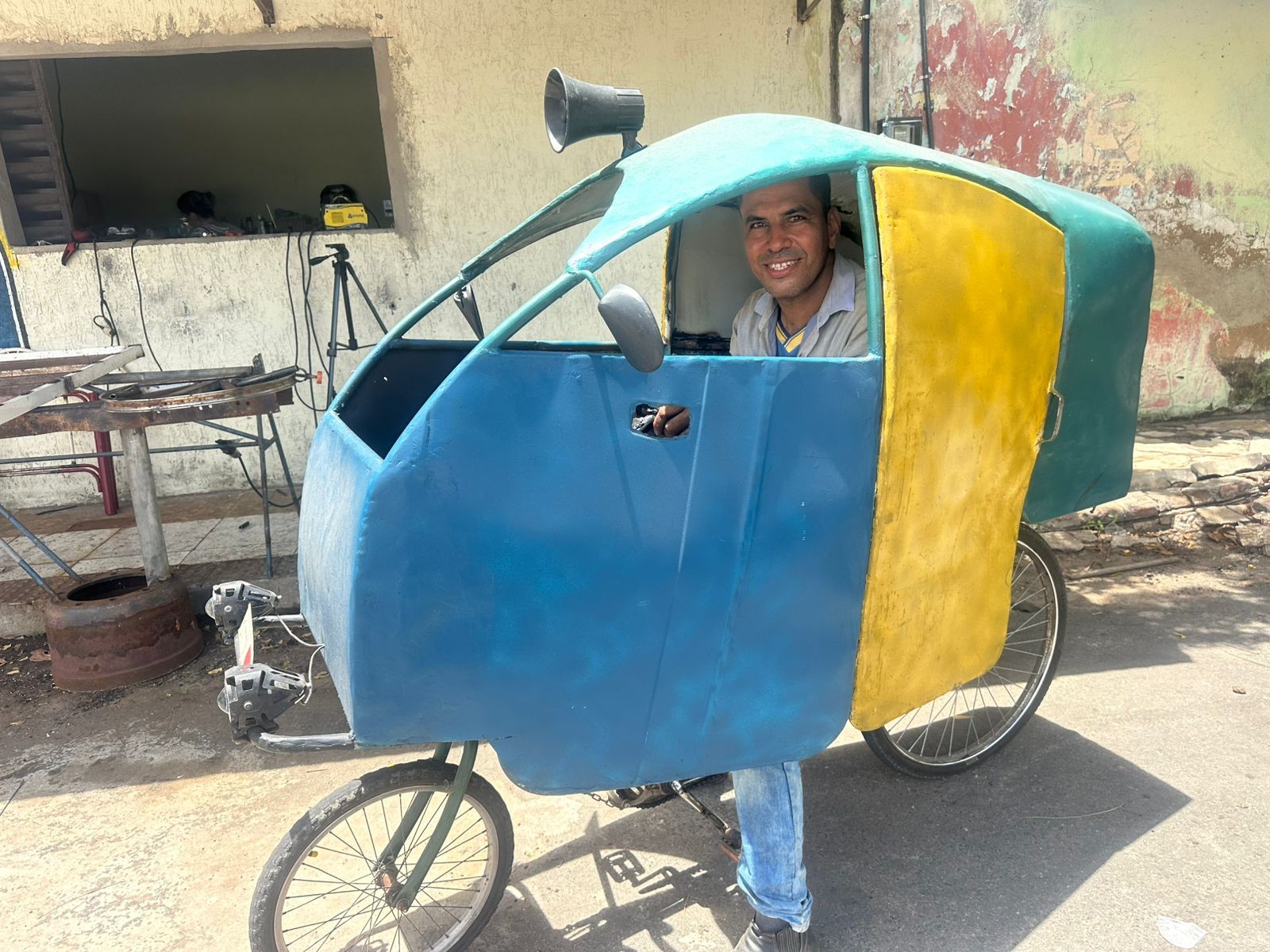 Do calor ao improviso: Morador de Mossoró cria veículo inusitado e viraliza na internet
