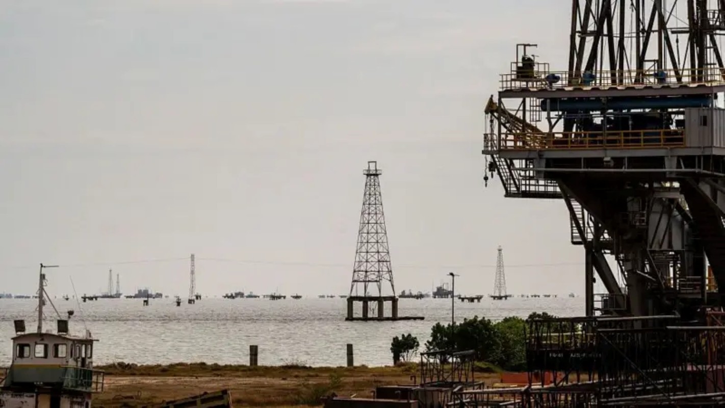 Petróleo encosta em US$ 100, nova máxima em seis semanas, após ataque de houthis na Arábia Saudita