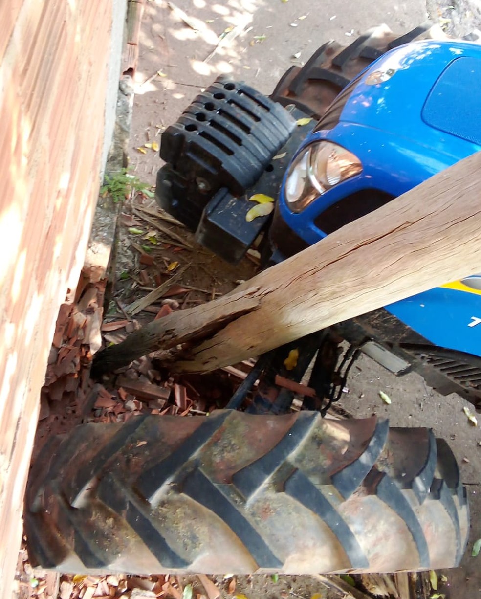 Trator utilizado por suspeito de envolver-se em ocorrência de direção perigosa, em Taciba (SP) — Foto: Cedida