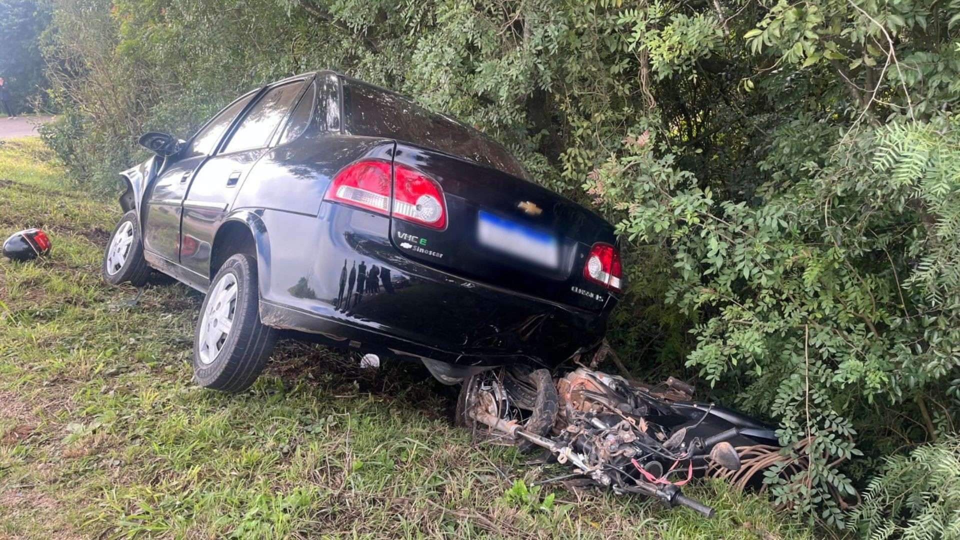 Motociclista morre após ser atingido por carro que invadiu a contramão