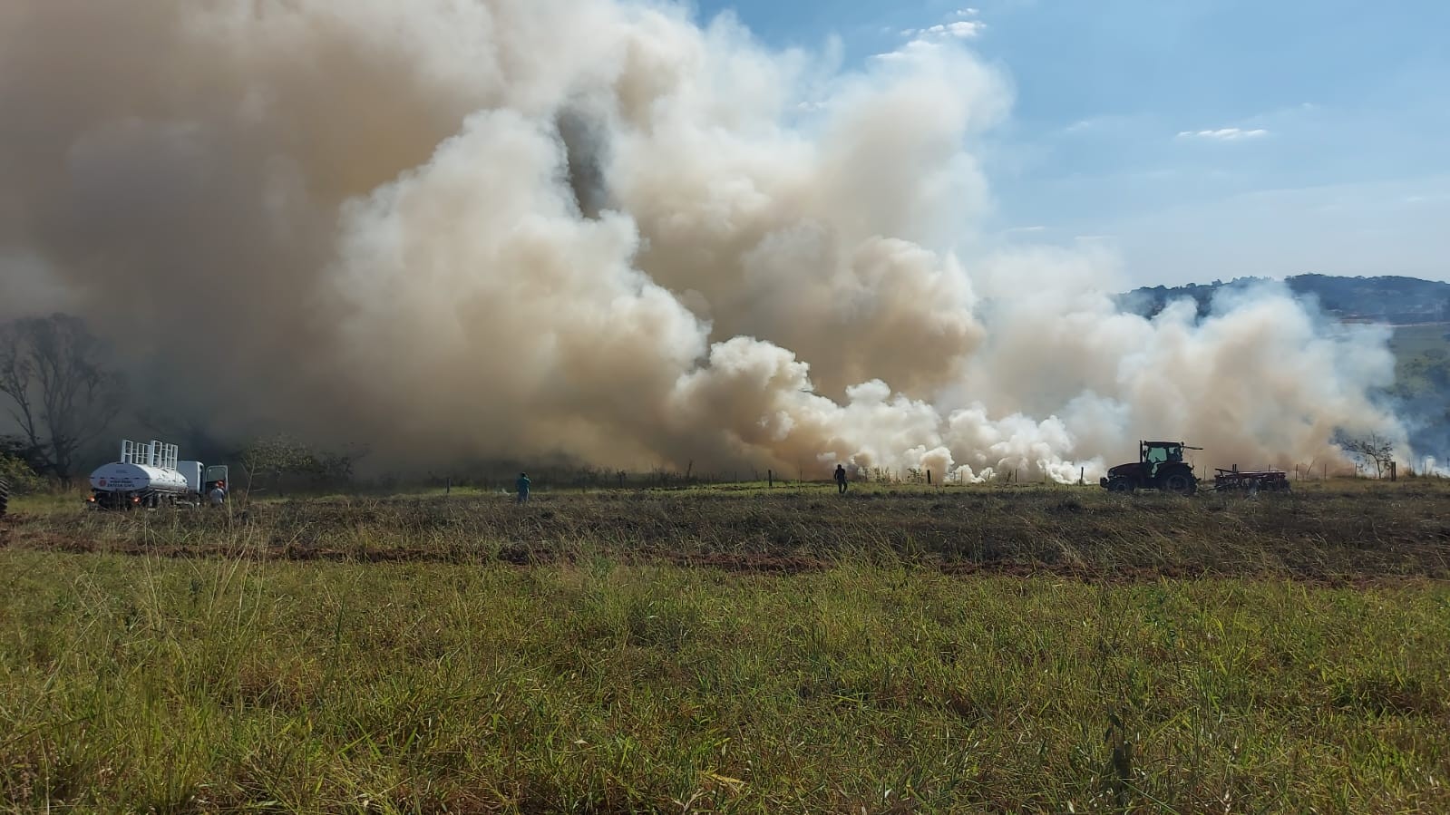 Incêndio de grandes proporções atinge área de vegetação e leva quatro horas para ser extinto, na zona rural de Presidente Bernardes