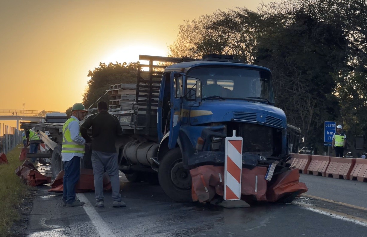 Acidente entre carros, caminhão e ônibus deixa feridos e gera congestionamento em rodovia que liga Piracicaba e São Pedro 