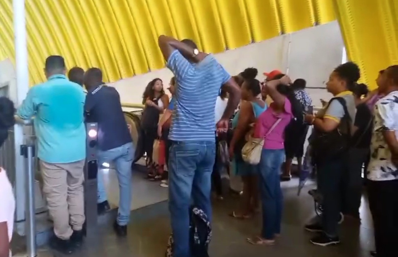 Circulação de metrôs é parcialmente suspensa em estação de Salvador após passageira cair em trilhos