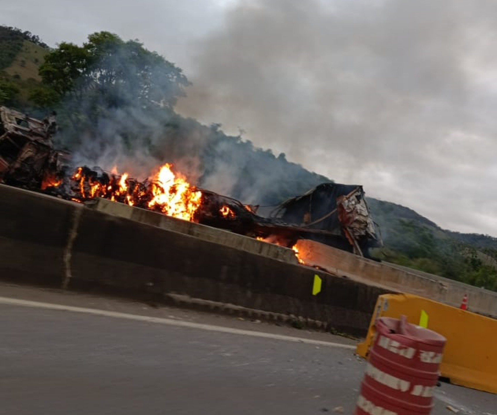 Carreta bate em canteiro central, pega fogo e congestiona a Fernão Dias, no Sul de MG