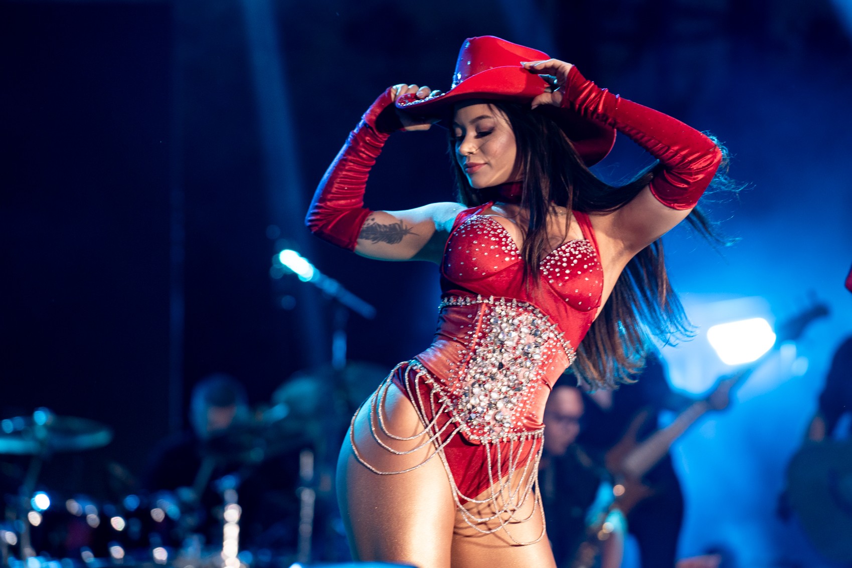 Bailarinas do Leonardo abrem show com body brilhante e bumbum à mostra em Barretos