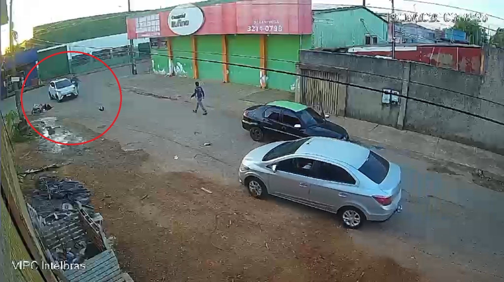 Mulher é encontrada morta em cima de moto; imagens revelam acidente em Porto Velho