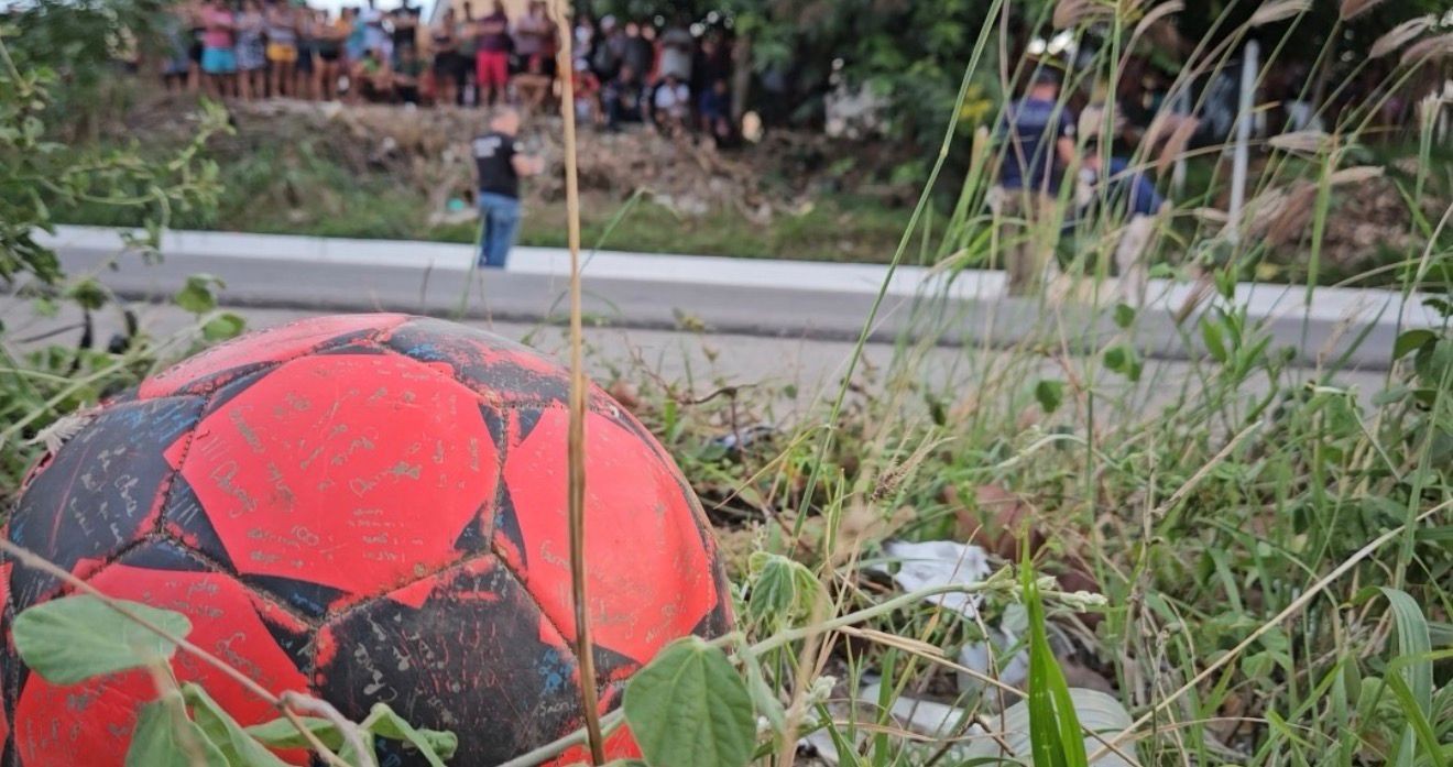 Criança morre atropelada por carro ao atravessar pista para buscar bola em Natal