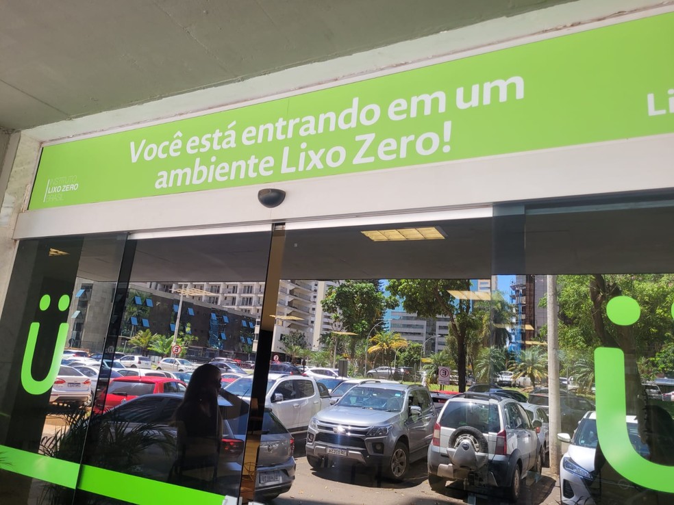 Entrada do Like Hotel, em Brasília, com a placa de reconhecimento do projeto Lixo Zero. — Foto: Fernanda Bastos/g1 DF