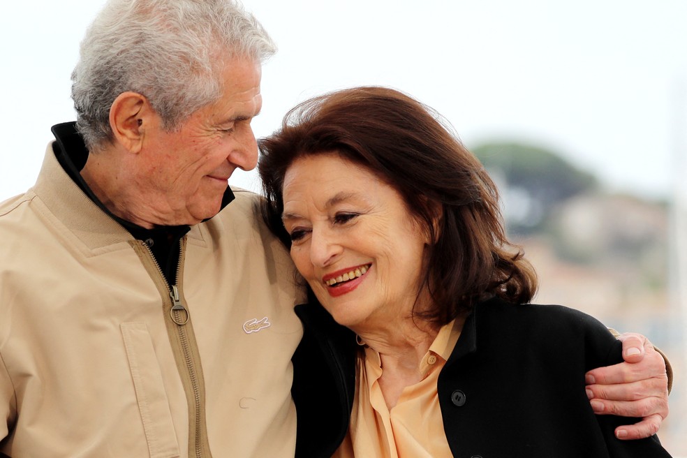 A atriz francesa Anouk Aimee com o diretor francês Claude Lelouch na 72ª edição do Festival de Cannes, em 2019 — Foto: Valery Hache / AFP