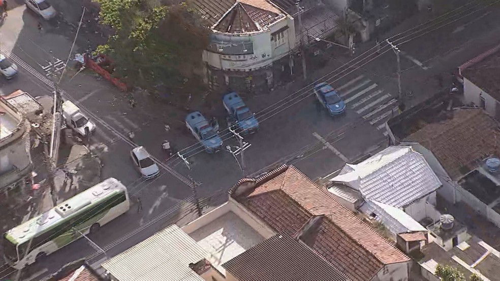 Ônibus são atravessados na Rua Barão do Bom Retiro, no Engenho Novo, na manhã desta terça-feira (25) — Foto: Reprodução