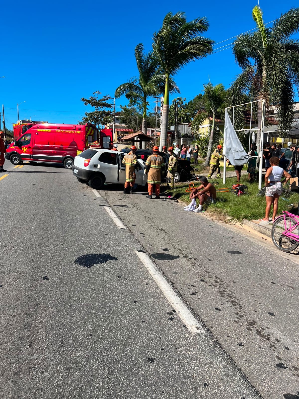 Mulher morre e sete pessoas ficam feridas em acidente na Rodovia Serramar em Rio das Ostras