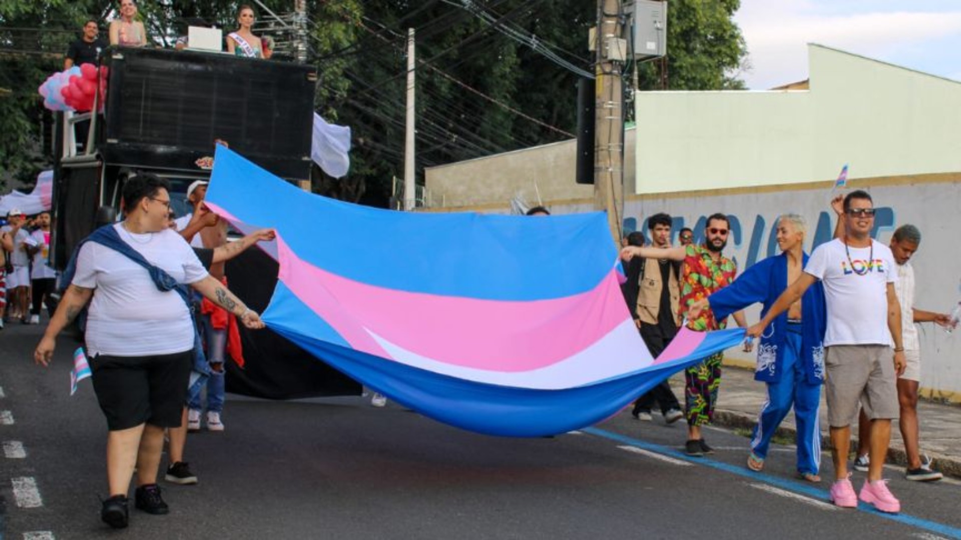 Especialistas explicam importância da terapia afirmativa e como a voz impacta a saúde mental de pessoas trans 