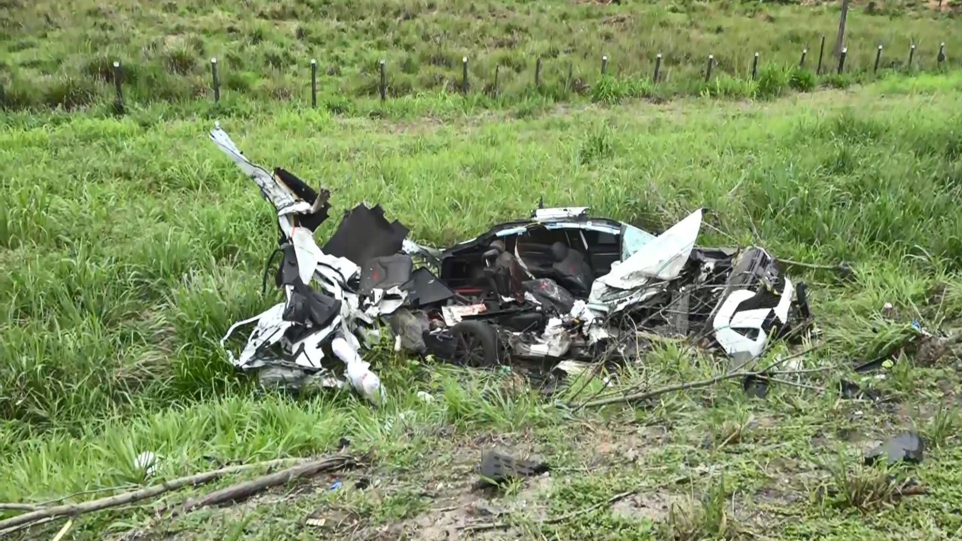 Passageiro de carro morre e motorista fica ferido em acidente com caminhão na BR-101 em Linhares