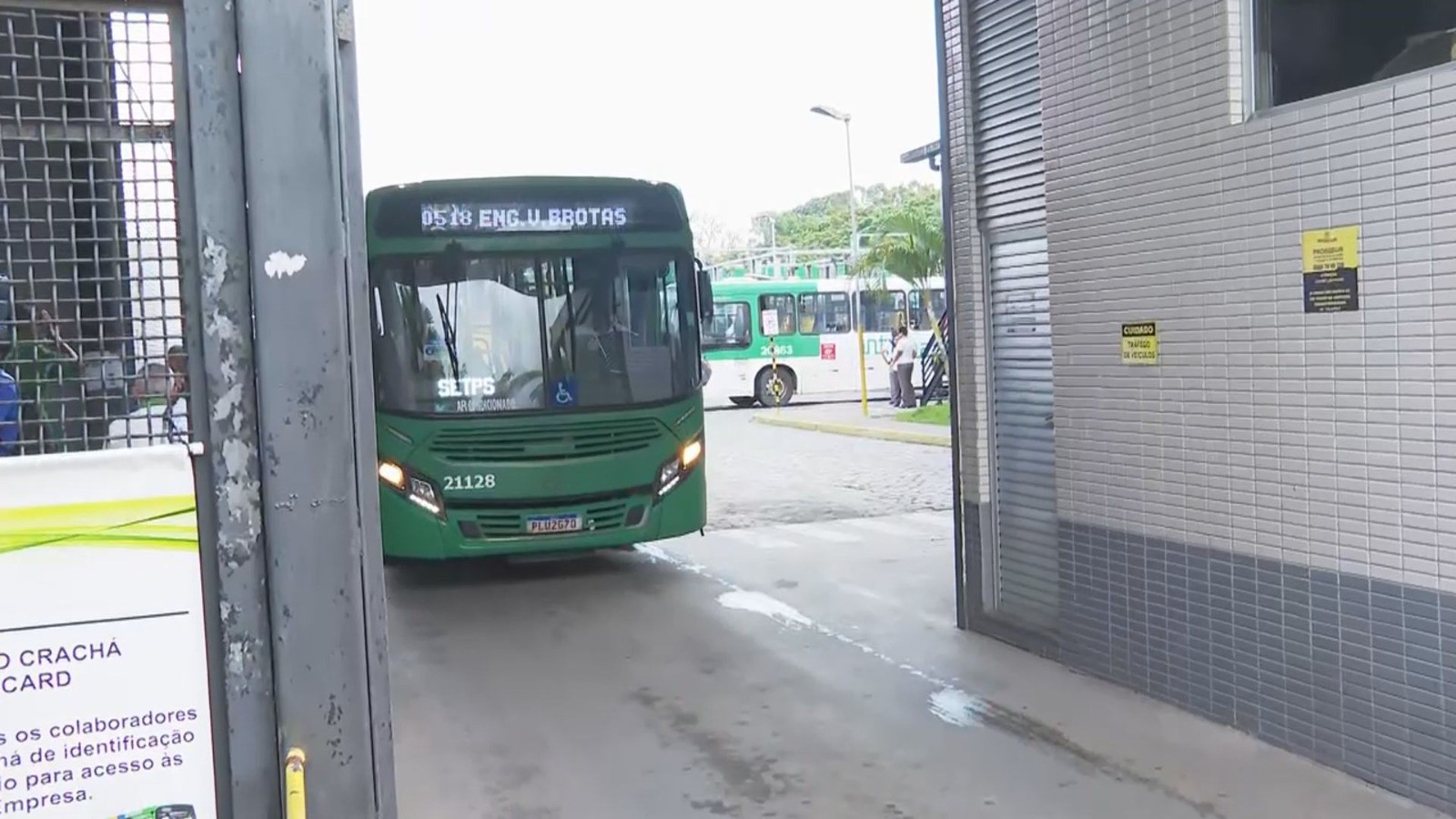 Ônibus saem de garagem em Salvador após 4h de atraso; medida fez parte de paralisação de rodoviários em campanha salarial